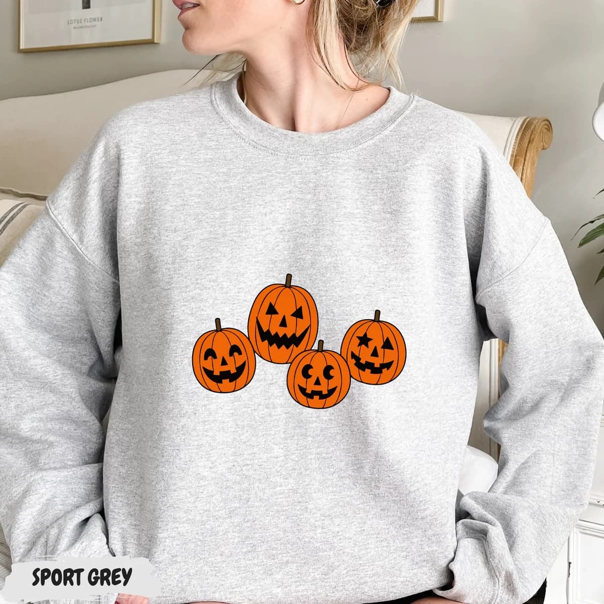 Grey sweatshirt with a three-pumpkin design
